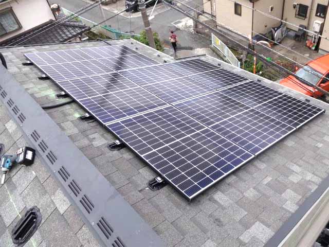 神奈川県横須賀市のカナディアンソーラー製CS3LA-300MS ×18の太陽光発電施工写真