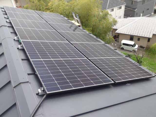 東京都町田市のＱセルズ製Q.TRON M-G2.4+ 430 ×6の太陽光発電施工写真