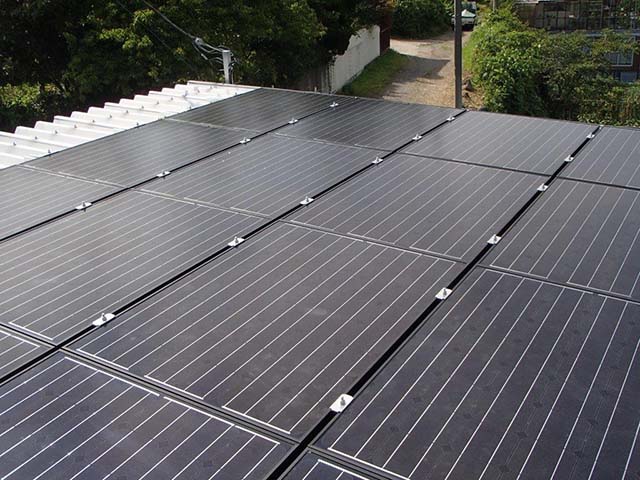 東京都あきる野市の東芝製LPV-200V-BLK-J×24枚の太陽光発電施工写真