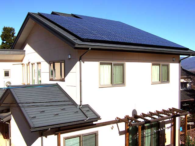 長野県塩尻市　の東芝製SPR-240NE-WHT-J×36枚の太陽光発電施工写真