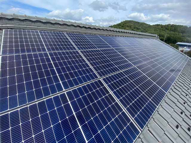 滋賀県長浜市のカナディアンソーラー 製CS3LA-300MSの太陽光発電施工写真
