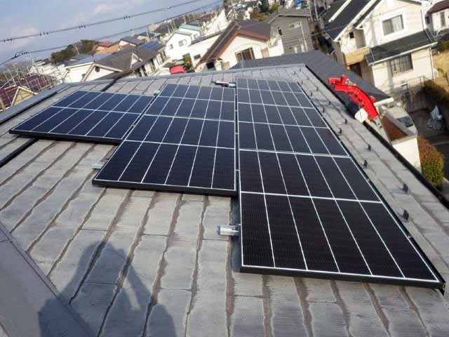 神奈川県横須賀市のQセルズ製Q.PEAK DUO-G9 355 ×13の太陽光発電施工写真