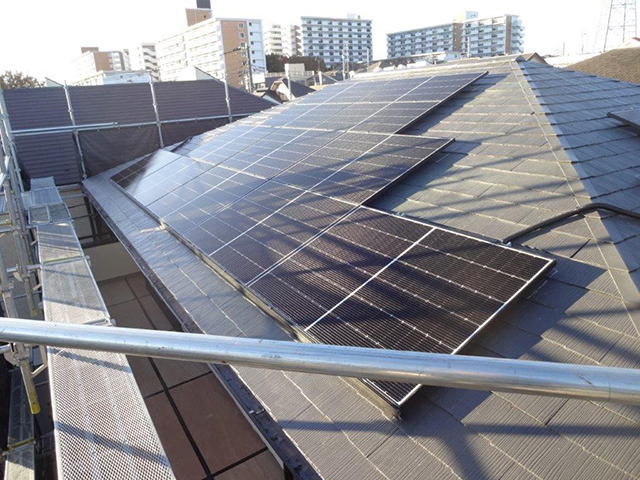 東京都西東京市のＱセルズ製Q.PEAK DUO M-G11 400 ×14、Q.PEAK DUO S-G11 265 ×10の太陽光発電施工写真