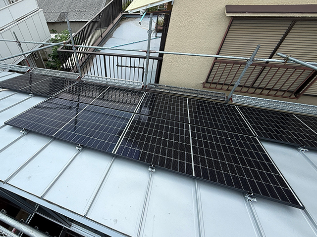 東京都足立区のカナディアンソーラー製CS6.2-48TM-465 ×13の太陽光発電施工写真