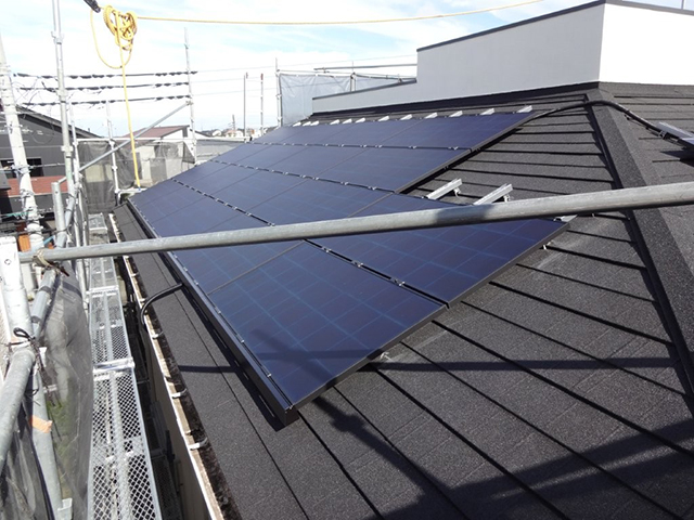 東京都町田市のハンファジャパン製Re.RISE-NBC 440 ×1、Re.RISE-NBC MS290 ×3、Re.RISE-NBC AG270 ×18の太陽光発電施工写真