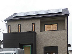 秋田県秋田市の東芝製SPR-250NE-WHT-J×16枚の太陽光発電施工写真