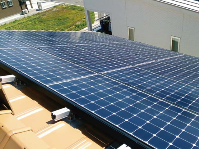 滋賀県彦根市の東芝製SPR-250NE-WHT-J×18枚の太陽光発電施工写真