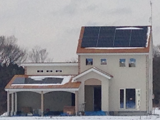 青森県上北郡の東芝製SPR-250NE-WHT-J×36枚の太陽光発電施工写真