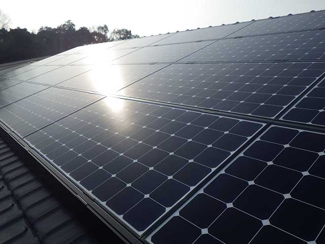 三重県菰野町の東芝製SPR-240NE-WHT-J×24枚の太陽光発電施工写真