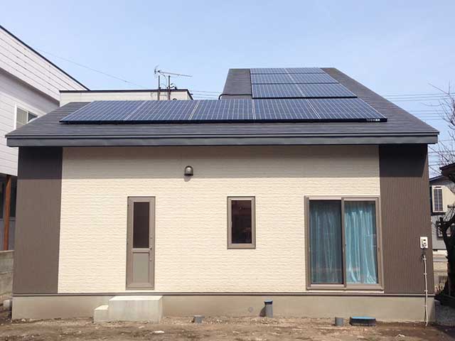 青森県西津軽郡の東芝製SPR-250NE-WHT-J×42枚の太陽光発電施工写真