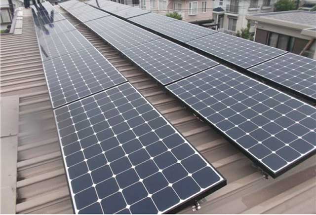 神奈川県横浜市の東芝製SPR-240NE-WHT-J×24枚の太陽光発電施工写真