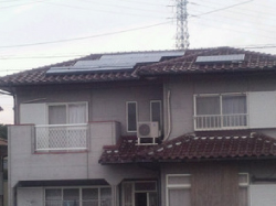 三重県四日市市の東芝製SPR-240NE-WHT-J×16枚の太陽光発電施工写真