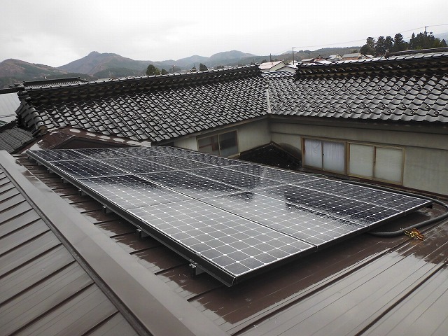 秋田県由利本荘市の東芝製SPR-250NE-WHT-J×16枚の太陽光発電施工写真